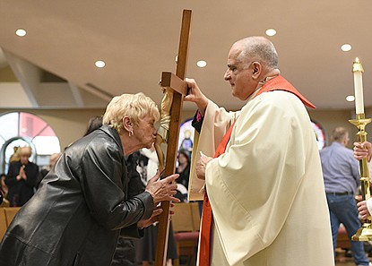 On Good Friday, Bishop speaks of crucifix as an enduring symbol of love