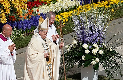 On Easter Sunday, Pope talks on the power of love, which renews the world  