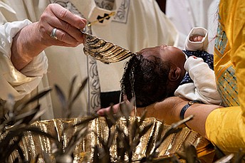 Faith is passed on at home, Pope tells parents at Baptism