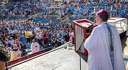 '&#191;Est&#225;n dispuestos ser conocidos como cat&#243;licos?' pregunta obispo a miles en rally juvenil