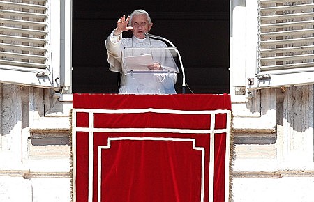 From beginning to death, everyone has guardian angel, pope says
