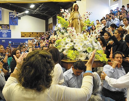 Thousands gather for Hispanic charismatic retreat