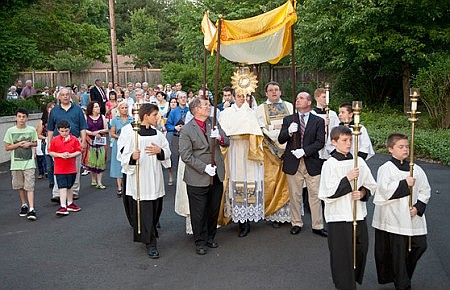 Parish holds Solemn High Mass, Eucharistic procession for Feast of Corpus Christi