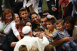 El papa: Usen dones para beneficiar iglesia, no crear divisi&#243;n, envidia, molestia