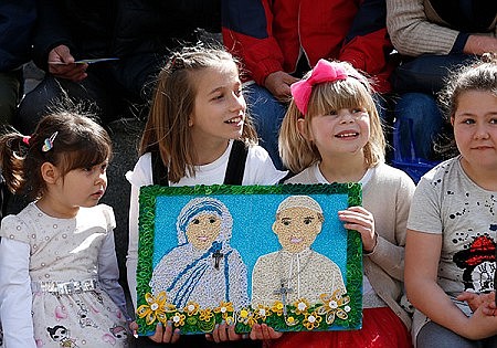 Papa habla de ense&#241;anzas de Madre Teresa en su ciudad natal