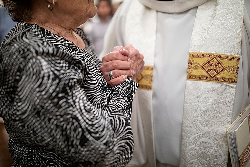 'Tantos funerales', dice sacerdote en El Paso que consoló a afligidos