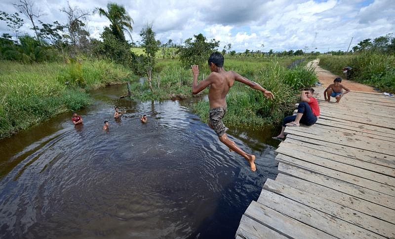 Barco hospital comienza a atender a personas a lo largo del Amazonas