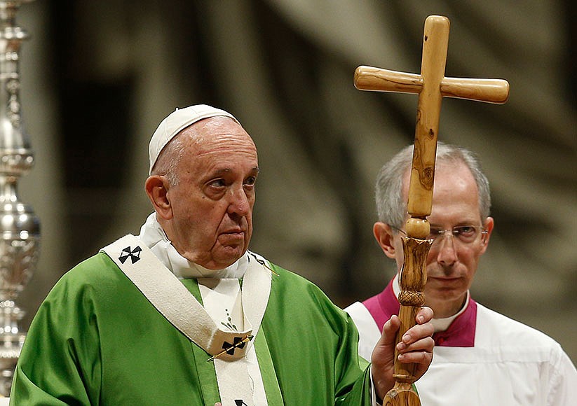 Papa critica crueldad del mundo marcado por hambre, obesidad, desperdicio