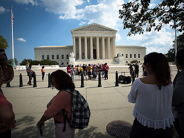 Líderes católicos instan a la Corte Suprema proteger programa DACA