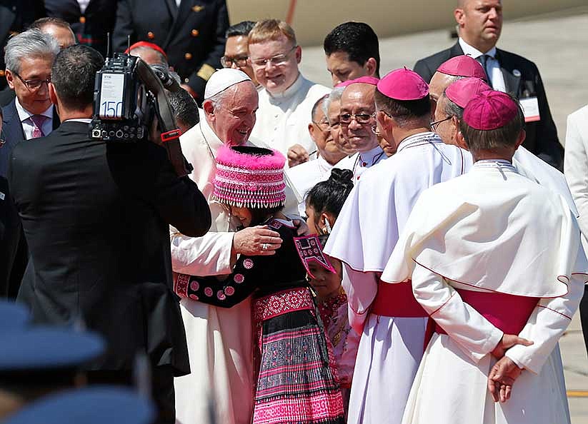 Welcoming Pope after long flight, Thais keep it warm and informal