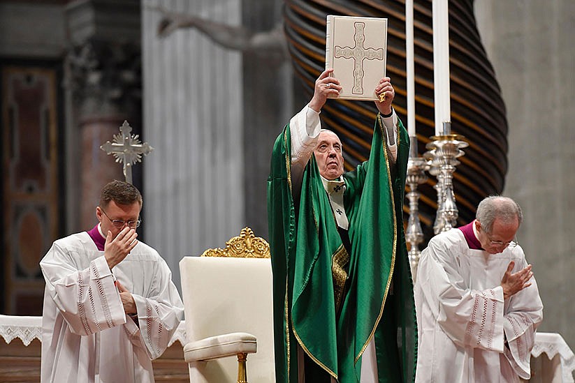 God's Word brings light to life's dark corners, Pope says at Mass