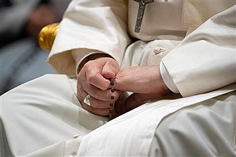 Pope calls for worldwide Rosary prayer for protection of families