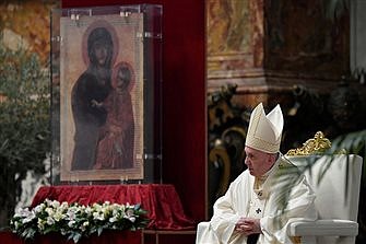 On Holy Thursday, Pope thanks God for world's priests