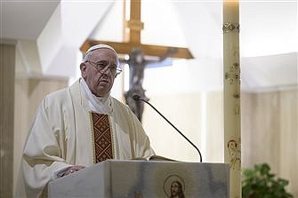 Vaticano lanza libro de homilías del papa para ‘tiempos difíciles’