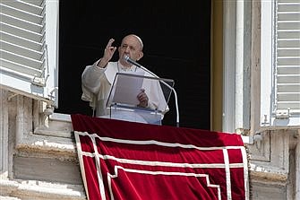 Papa reza por personas aún afectadas por COVID-19, insta precaución