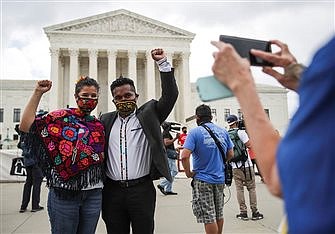 Frente a la Corte Suprema, jóvenes inmigrantes aplauden decisión DACA