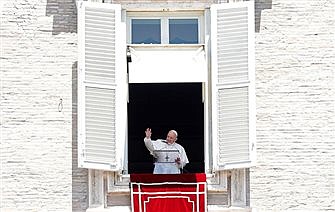 No true love without the Cross, Pope says at Angelus