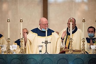 Diócesis da bienvenida al más nuevo sacerdote con ordenación del padre Sansevere