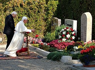 Pope Francis sends condolences to Pope Benedict for brother's death