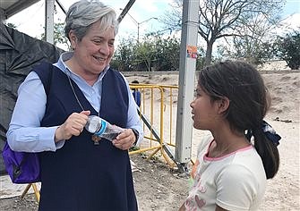 No se alejen del sufrimiento en la frontera, dice hermana Norma Pimentel