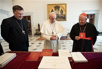 Pope gets first copy of Italian Missal translation