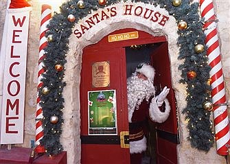 Palestinian Catholic brings 'miracle of Santa' to Jerusalem's Old City