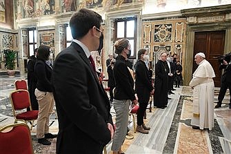 Be witnesses of God's presence, Pope tells theology students