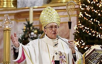 With tears of joy, exiled archbishop returns to Belarus for Christmas