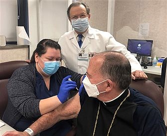 Papa, obispo abogan por vacuna como opción ética