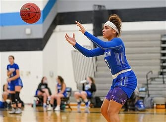 Lack of practice time doesn’t deter Donovan Catholic girls basketball team