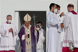 Cleanse your hearts of anger, live the Gospel, Pope says at Mass in Irbil