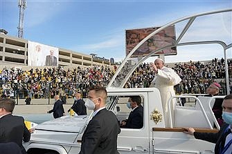 Al regresar de Irak, el papa habla sobre los 'riesgos' en el viaje