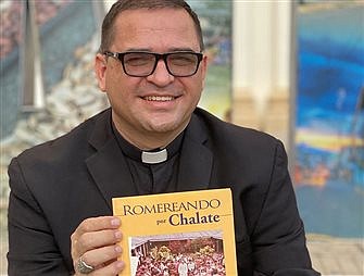 Obispo salvadoreño conmemora a San Romero con un libro