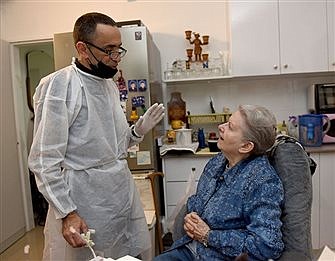 Israeli Catholic dentist offers free care to Holocaust survivors