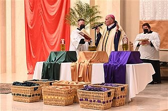 Bishop preaches message of unity, presence of God during Chrism Mass