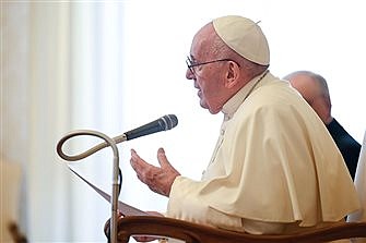 Papa: Los santos acompañan, interceden por los cristianos orantes