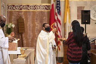 El deber Pascual de los católicos: Un precepto de la Iglesia