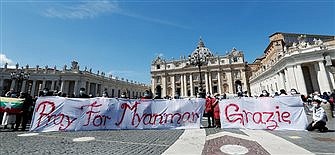 Jesus always loves, defends his flock, seeks out everyone, Pope says