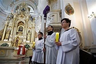 Pope urges altar servers to be signs of faith to their parishes