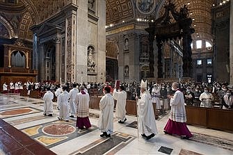 Keep focused on peace, unity, pope tells Myanmar Catholics