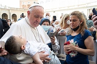 En la cruz y hoy, Jesús ora por todos, dice el papa