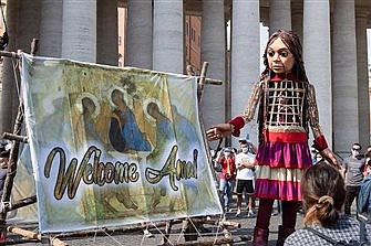 Pope meets unusual pilgrim carrying message of hope for refugees