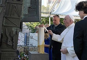 Horrors of Holocaust must not be forgotten, Pope tells Slovak Jews