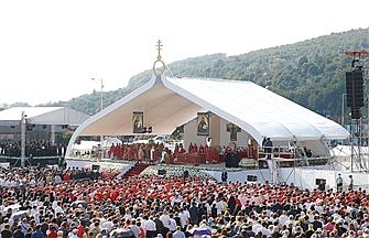 Pope reminds Roma community, young people that Church is their home