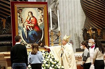 Pope encourages young people to be the critical conscience of society