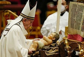 Pope at Christmas: 'God comes into the world in littleness'