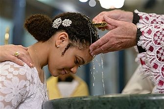 De la Guirnalda a la Vestimenta Blanca: Revestirse de Cristo en el Bautismo