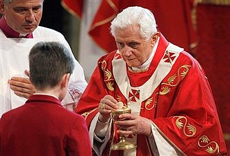 Vatican editorial defends Benedict XVI after release of abuse report