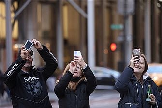 Do good unto others, ditch digital addictions for Lent, Pope says