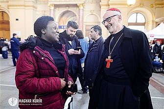 Cardinals arrive in Ukraine, Hungary on mission of hope